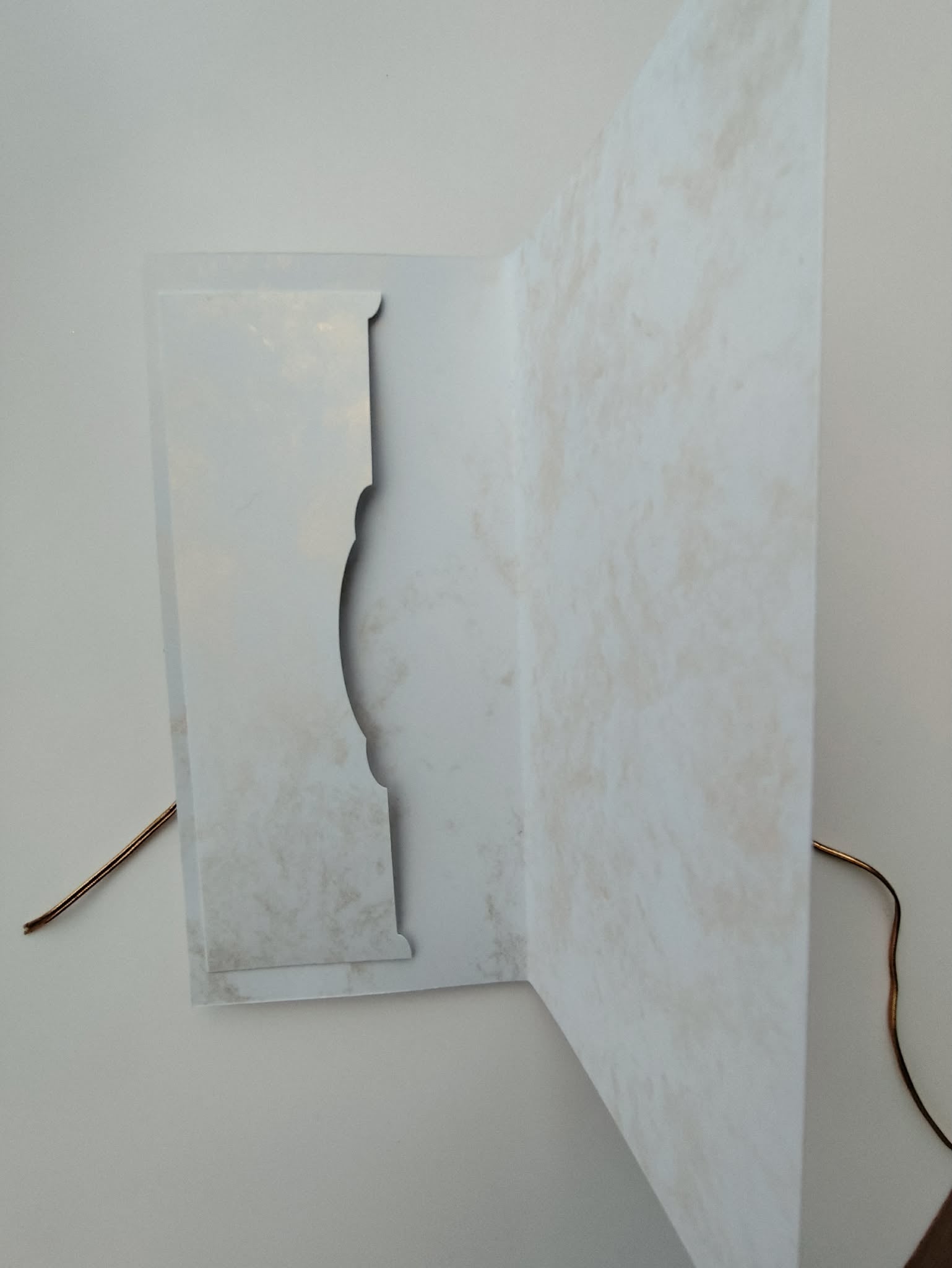 Rankų darbo atvirukas "Sveikinimai" su auksiniais akcentais - Dodeco