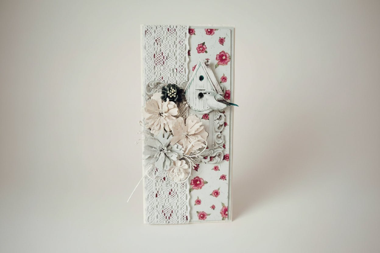Romantiškas rankų darbo atvirukas su paukšteliu ir gėlėmis - Dodeco
