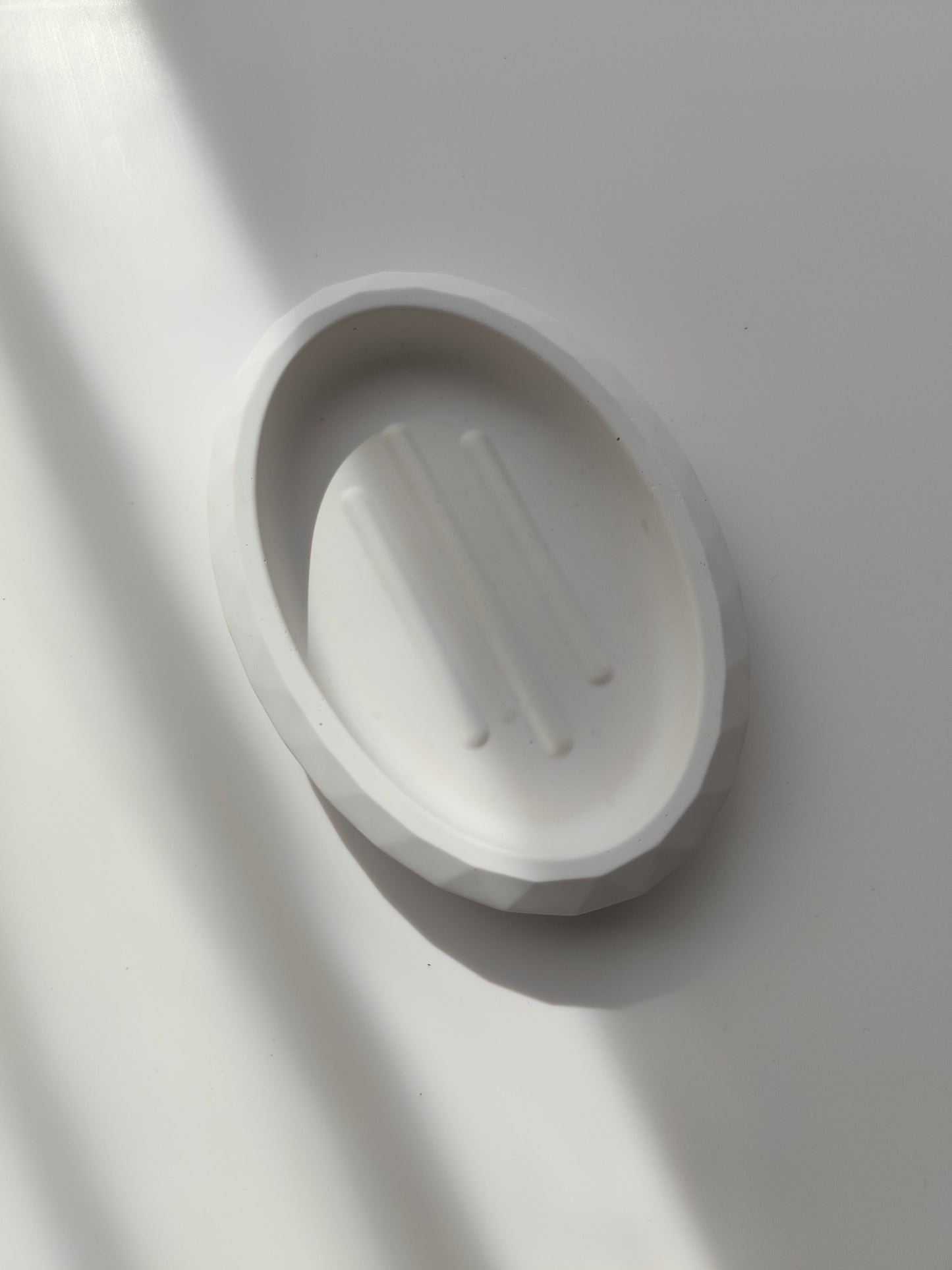 Minimalistinė ovali muilinė iš Jesmonite