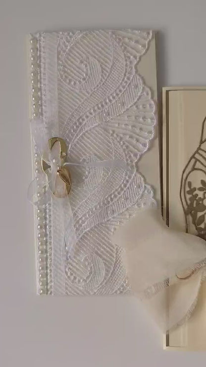 Rankų darbo vestuvinis atvirukas su nėriniais ir aukso spalvos žiedais
