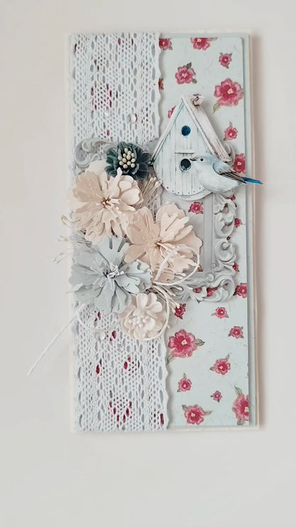 Romantiškas rankų darbo atvirukas su paukšteliu ir gėlėmis