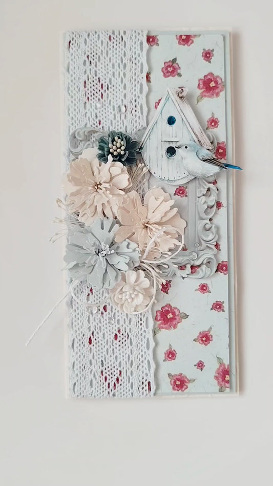 Romantiškas rankų darbo atvirukas su paukšteliu ir gėlėmis