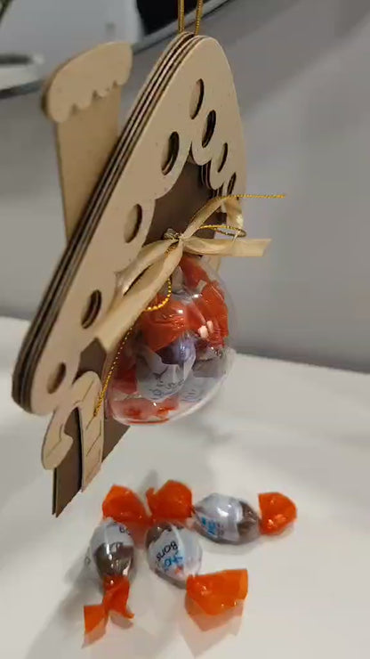 Kalėdinis namelis su dovanų burbulu